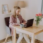 Online-Kinesiologie-Workshop – Beke Ketelhut am Laptop in ihrer Praxis
