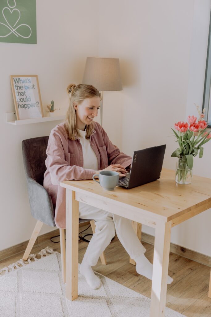 Online-Kinesiologie-Workshop – Beke Ketelhut am Laptop in ihrer Praxis